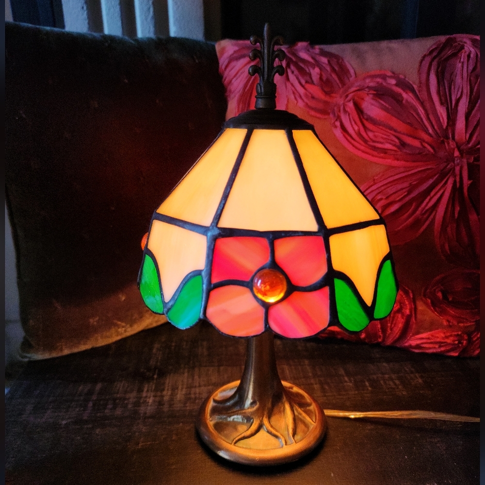 ❤️SOLD❤️ Tiffany Style Stained Glass Flower Accent Lamp
